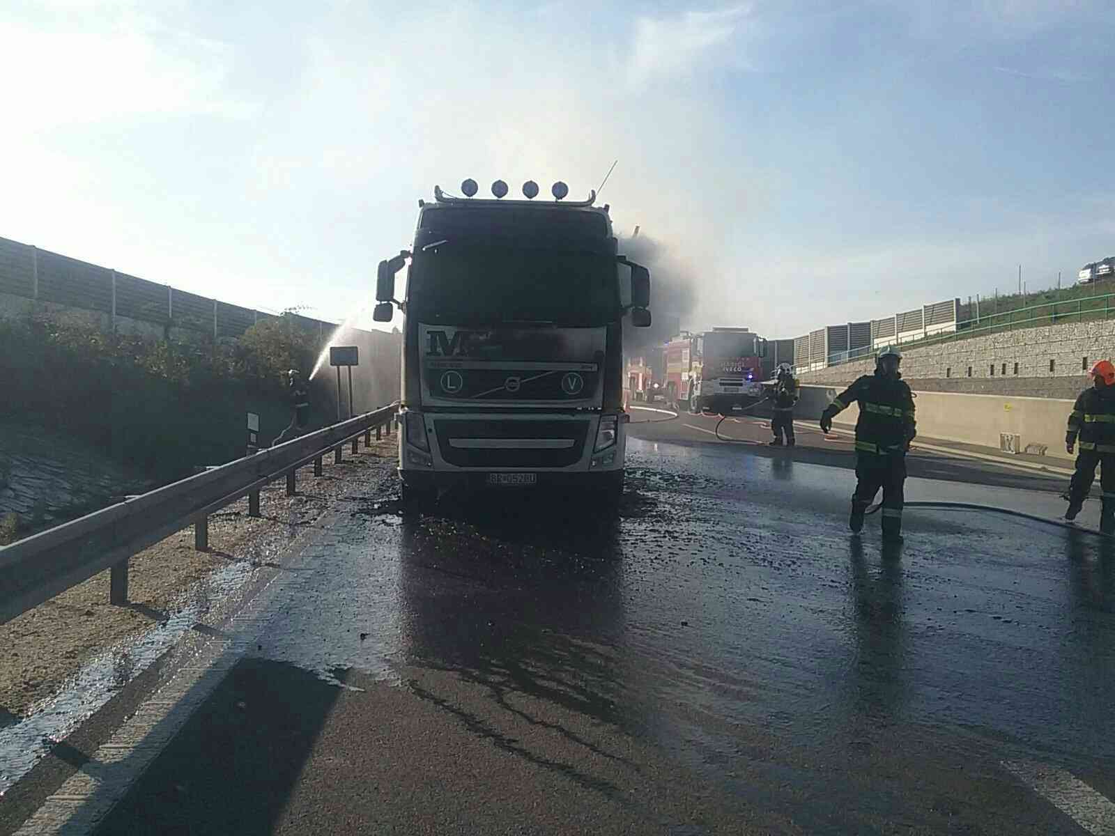 05 - Požiar kamióna na rýchlostnej ceste R1